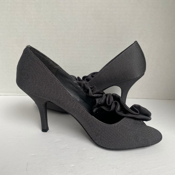 Ann Marino Grey Ruffle Heels In Size 9M - Picture 4 of 6